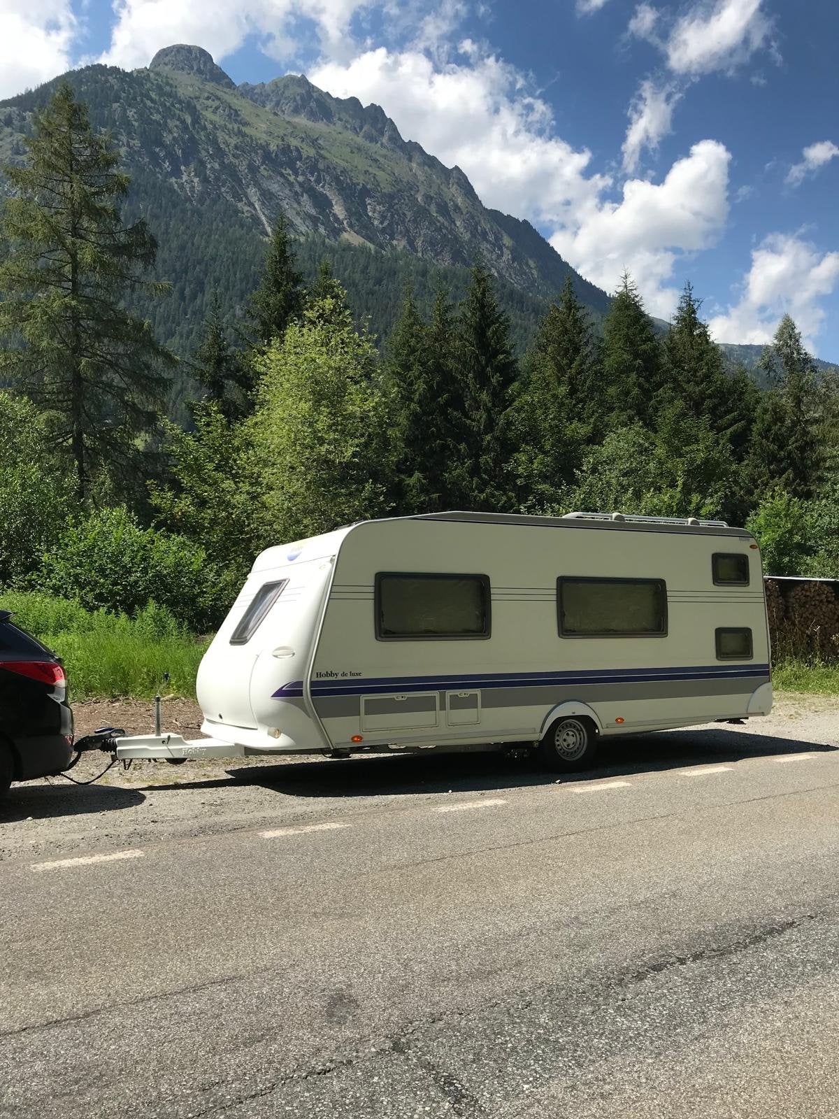 Hobby 500 KMFE (2007) met mover, voortent met 2 luifels, Caravans en Kamperen, Caravans, Stapelbed, Hobby, Treinzit, Particulier