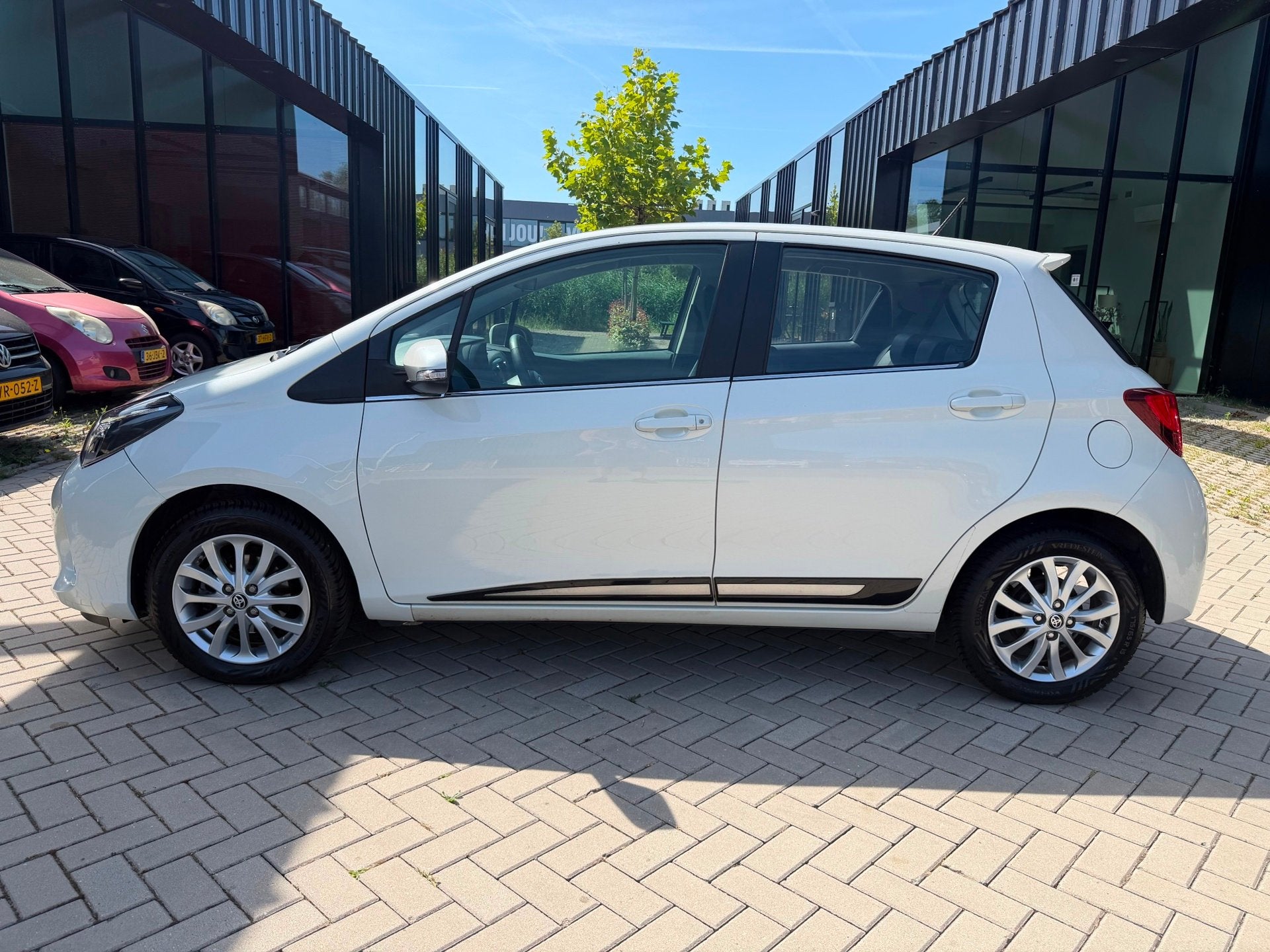 Toyota Yaris 1.3 VVT-i Lounge Clima Cruise Camera Weinig KMs, Auto's, Toyota, Euro 5, Stof, Zwart, 4 cilinders