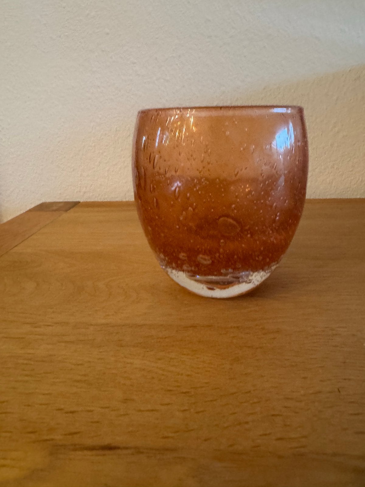 Oranje glazen vaas met bubbels, Ophalen