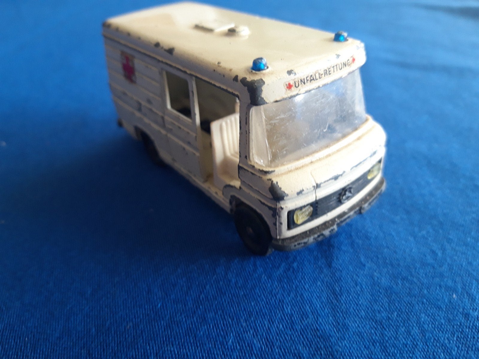 Mercedes Benz 406/508 Dudo ambulance Siku - opknapper, Ophalen of Verzenden, Gebruikt, Bus of Vrachtwagen, SIKU