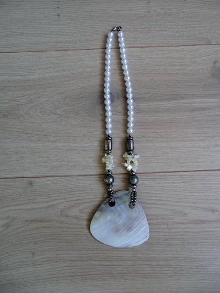 Ketting met grote witte schelp, Ophalen of Verzenden, Gebruikt, Wit, Overige materialen