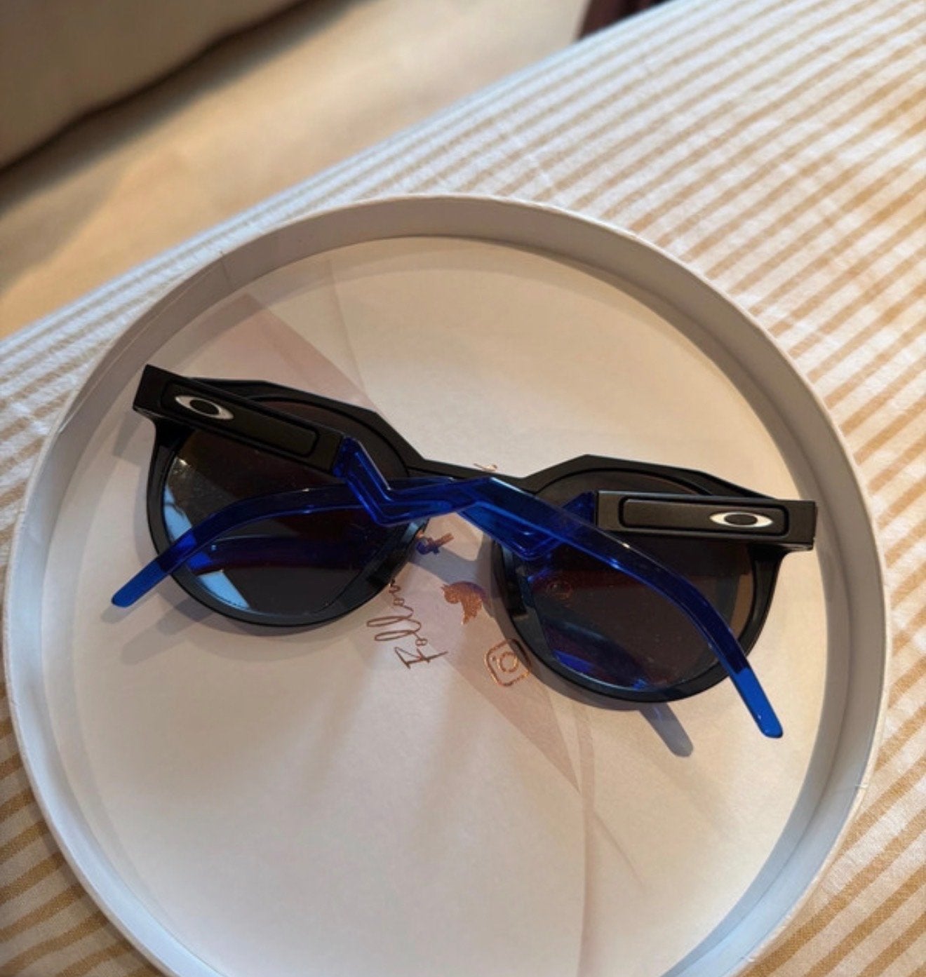 Stijlvolle Oakley Zonnebril met Blauwe Details, Ophalen, Zonnebril, Zwart, Zo goed als nieuw