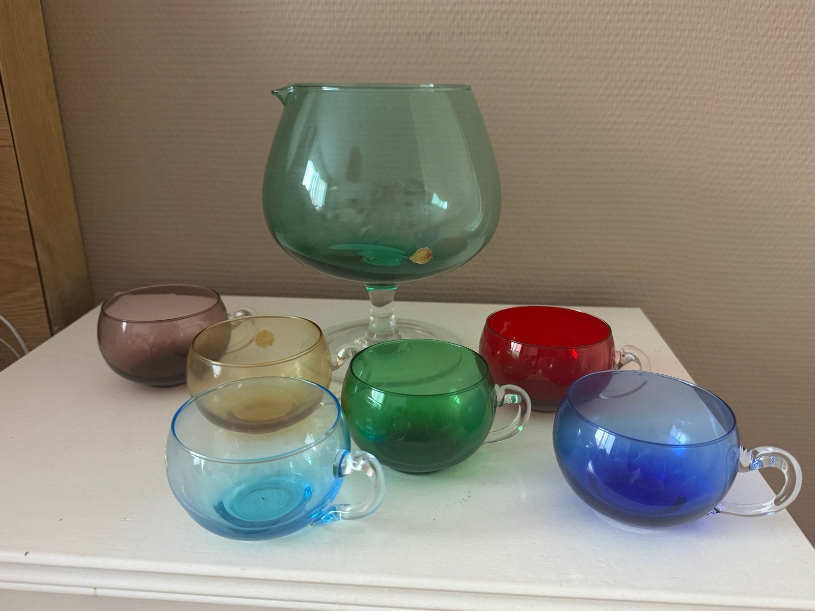 Vintage bowlset met 6 gekleurde glazen en kan, Ophalen of Verzenden