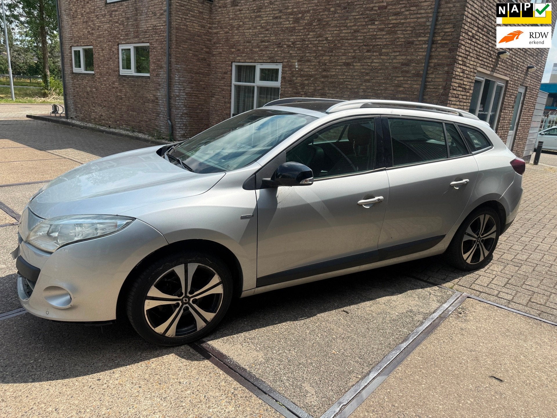 Renault Mégane Estate 1.4 TCe Bose (( schade zie foto ))), Auto's, Renault, Voorwielaandrijving, Euro 5, Gebruikt, Leder en Stof