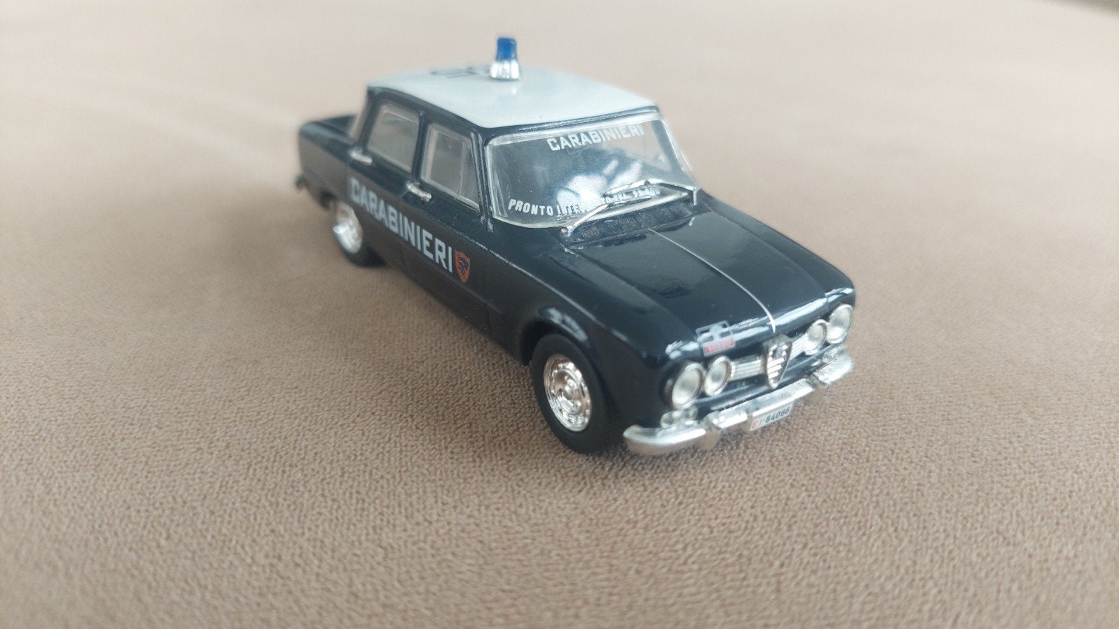 Norev Alfa Romeo Giulia Carabinieri 1/43 modelauto, Hobby en Vrije tijd, Modelauto's | 1:43, Ophalen of Verzenden, Zo goed als nieuw