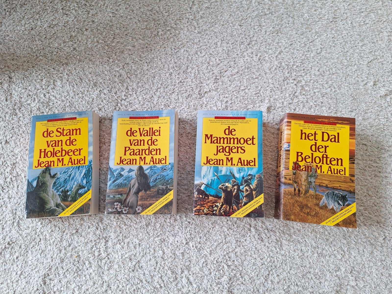 Aardkinderen serie Jean M. Auel - 4 boeken, Ophalen of Verzenden, Gelezen, Jean M. Auel, Nederland