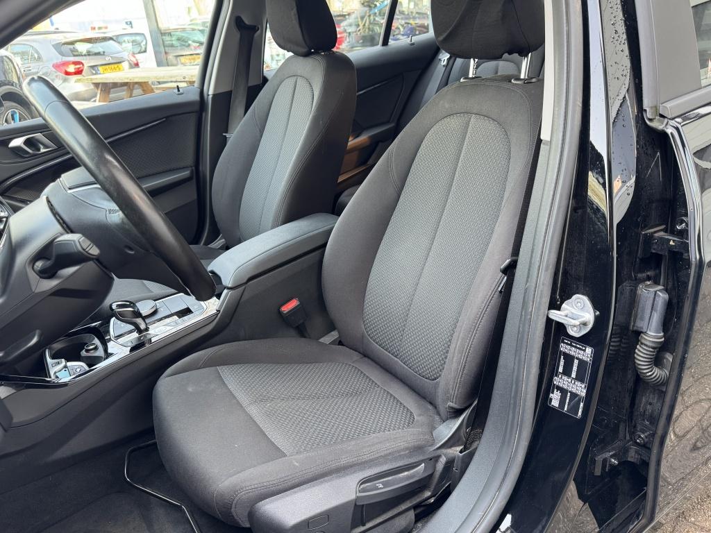 BMW 1-serie 118i Executive Ed. (bj 2020, automaat), Auto's, Gebruikt, Automatische klimaatregeling, Zwart, Origineel Nederlands