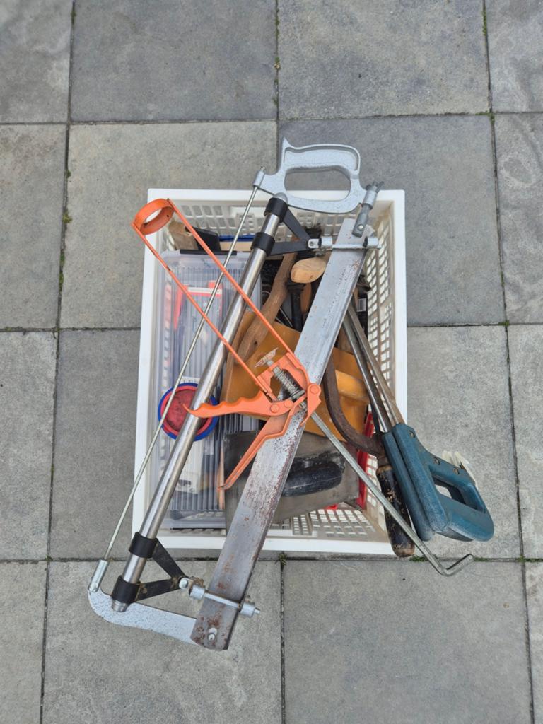 Kratje vol gereedschap, Ophalen