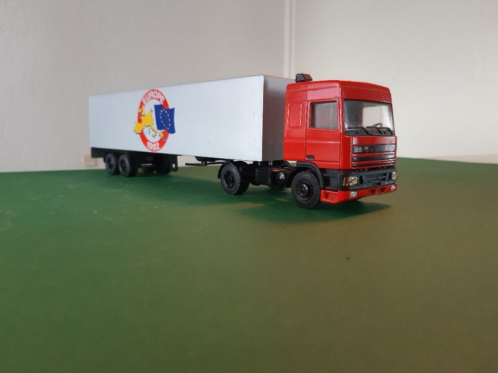 Lion Car Daf 95 truck met Europe boxoplegger zgan., Hobby en Vrije tijd, Ophalen of Verzenden, Zo goed als nieuw, Bus of Vrachtwagen