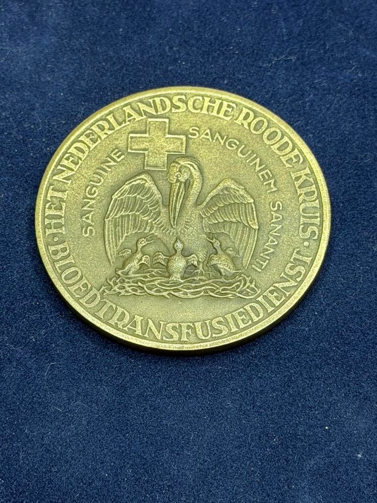 Vintage Rode Kruis Tafelmedaille voor uw verzameling., Postzegels en Munten, Penningen en Medailles, Ophalen of Verzenden, Overige materialen