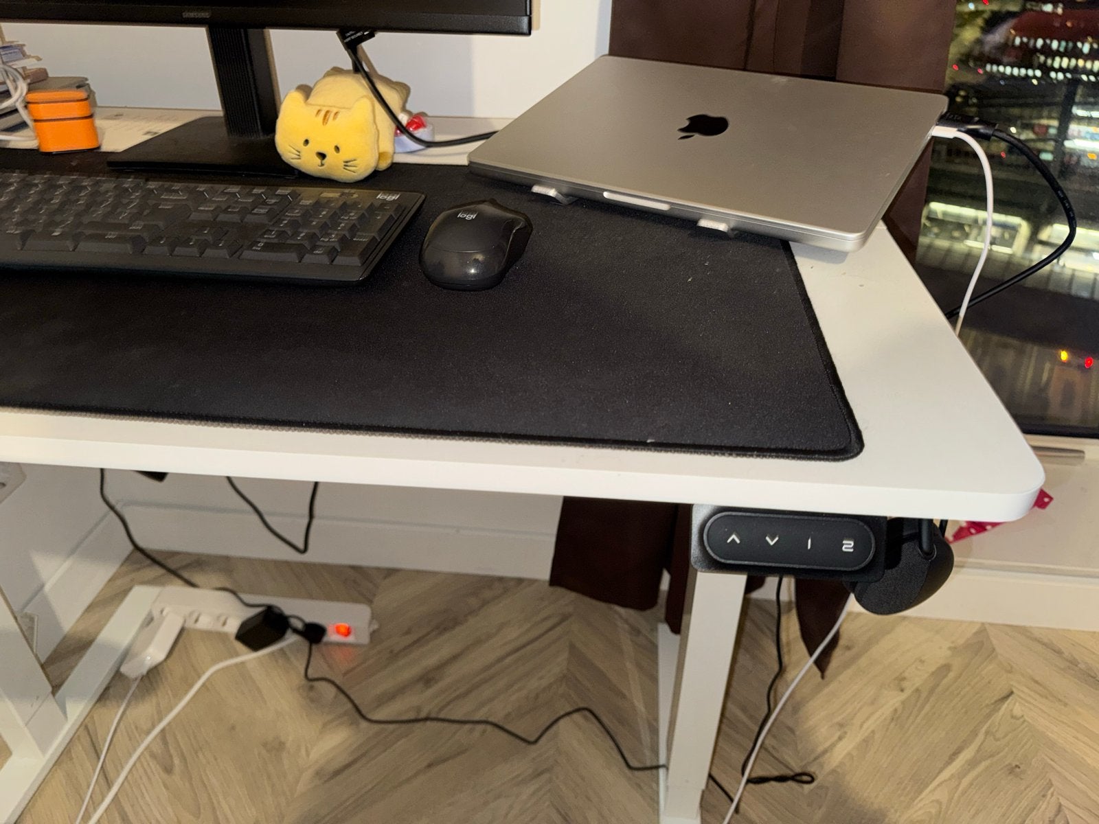 Foto 3 van Electric Height Adjustable Desk with gratis keyboard,mouse