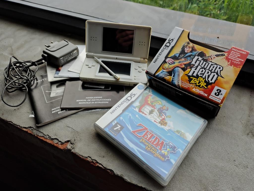 Nintendo DS Lite + Zelda + Guitar Hero, Spelcomputers en Games, Games | Nintendo DS, Zo goed als nieuw, Muziek, 1 speler, Vanaf 12 jaar