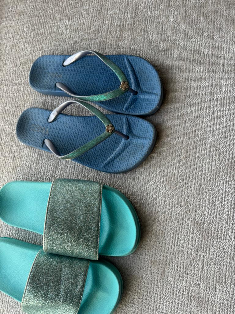Set van teenslippers en badslippers meisje blauw maat 37, Gebruikt, Meisje, Overige typen, Ophalen of Verzenden