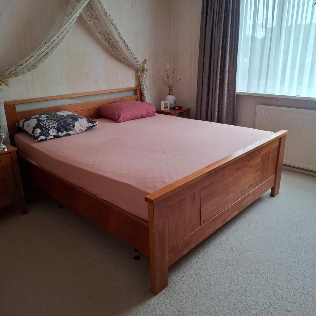Massief houten bed met matrassen en nachtkastje, Ophalen, Zo goed als nieuw, Tweepersoons