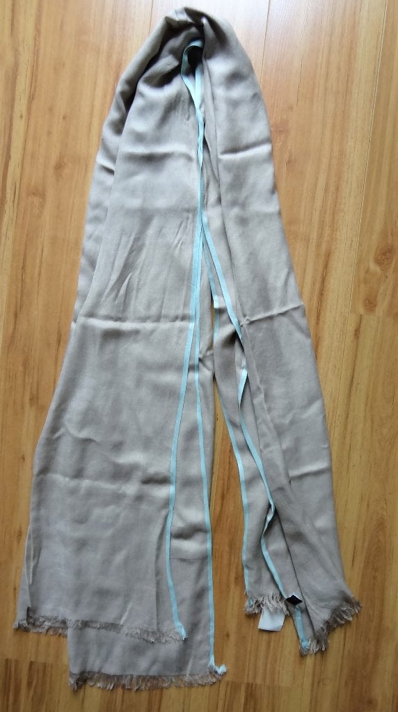 Nieuw: grote sjaal pareo omslagdoek taupe blauw 208x104 cm, Ophalen, Nieuw, Maat 46/48 (XL) of groter, Sjaal