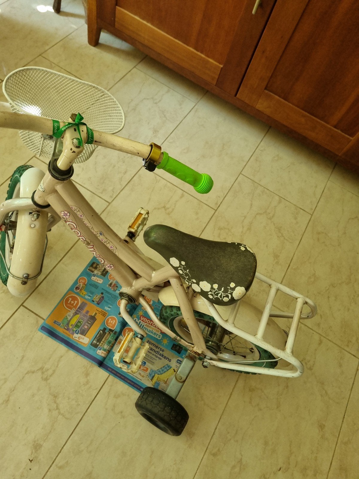 Corvino kinderfietsje met zijwieltjes en nieuwe handgrepen, Ophalen, Terugtraprem, Zijwieltjes, Gebruikt