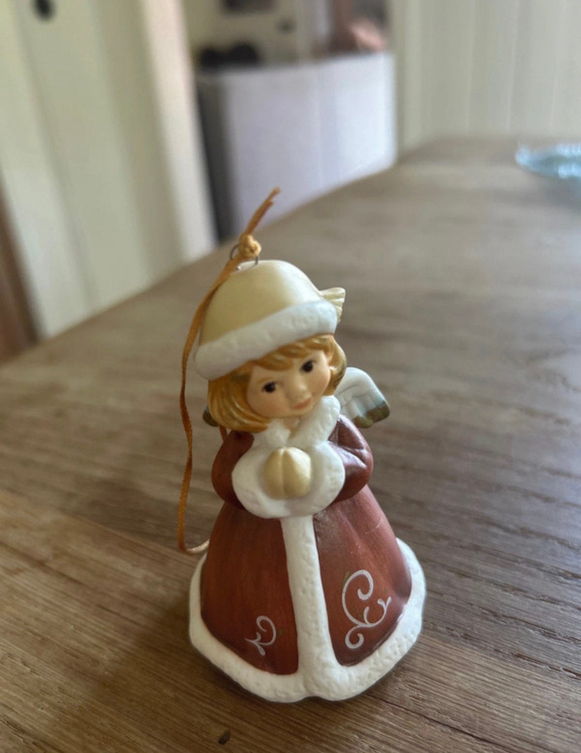 Goebel bruine kerstboom hanger belletje.  8,5 cm hoog, Ophalen of Verzenden, Zo goed als nieuw, Hummel