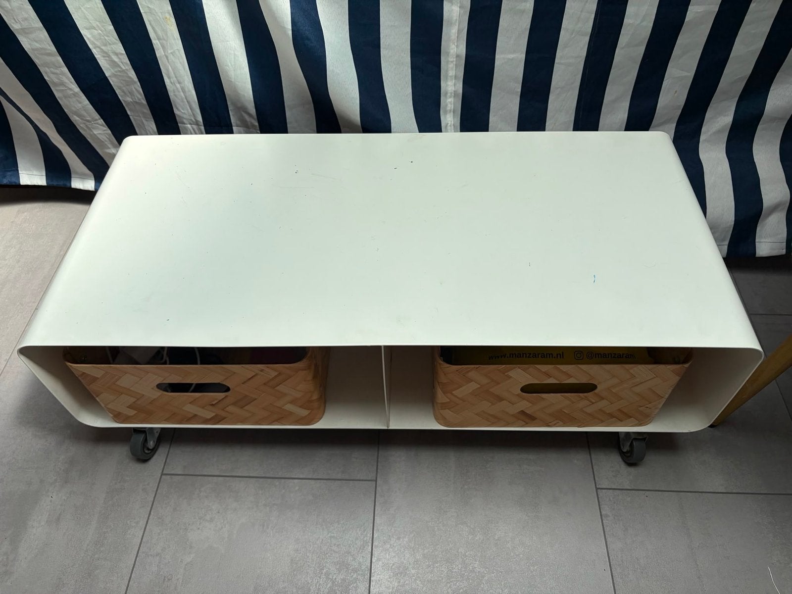 Witte salontafel met opbergruimte op wieltjes, Ophalen, Kunststof, Gebruikt, 50 tot 100 cm