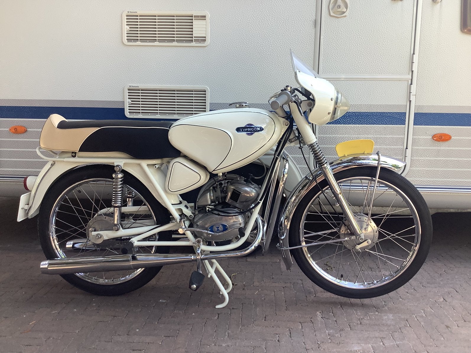 Tyfhoon, Maximaal 45 km/u, 49 cc, 3 versnellingen, Ophalen