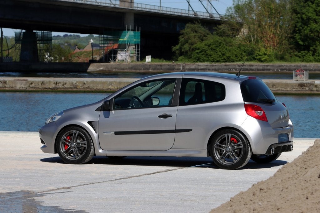 Renault Clio 2.0-16V 200 RS Cup 1.Owner / 282 Pictures onlin, Auto's, Renault, Voorwielaandrijving, 1998 cc, Stof, Gebruikt