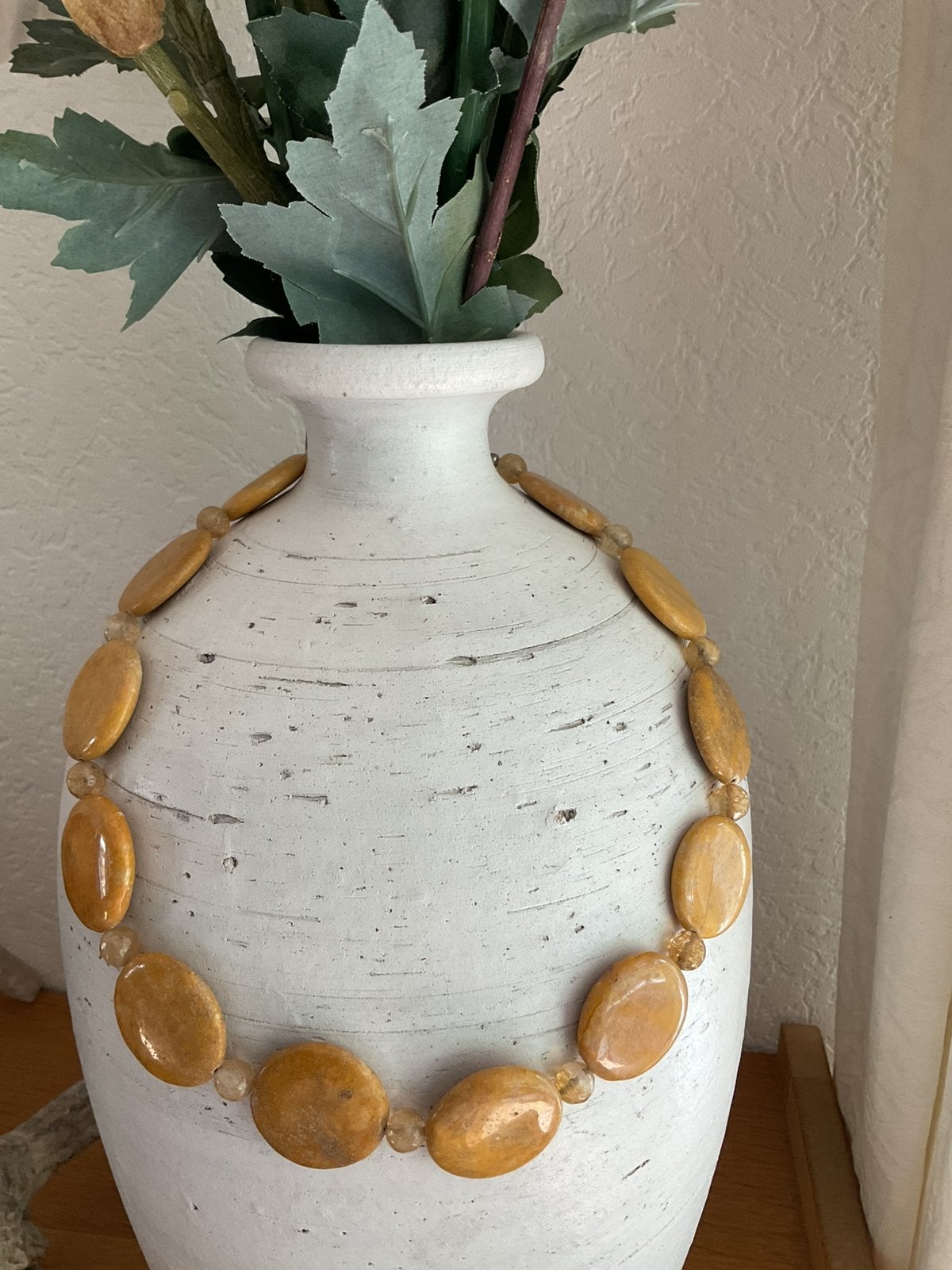 Ketting met grote geel/bruine jaspis kralen, Ophalen of Verzenden, Nieuw, Steen of Mineraal, Met edelsteen