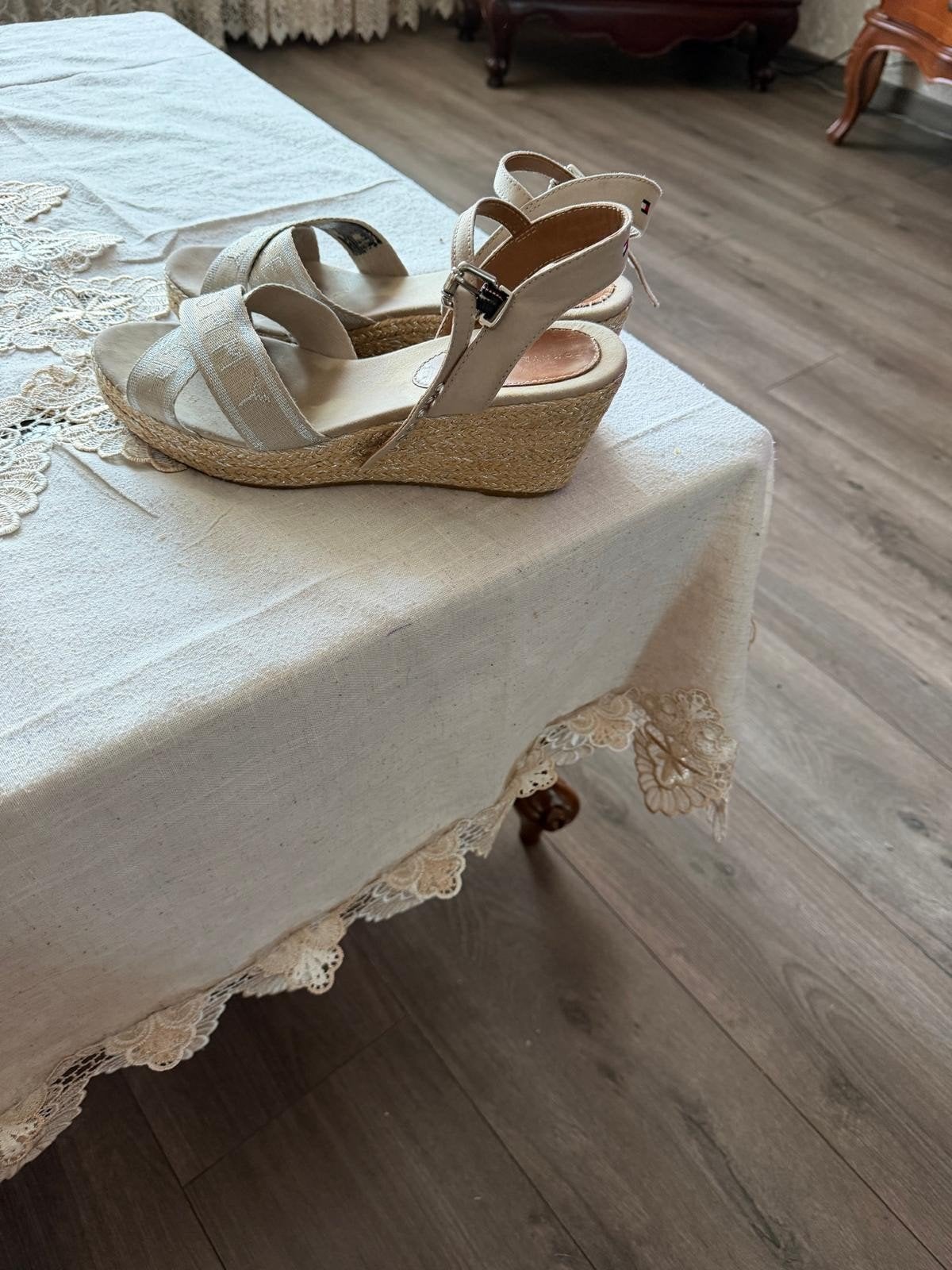 Tommy Hilfiger sleehak sandalen maat 39, Beige, Gedragen, Tommy Hilfiger, Sandalen of Muiltjes