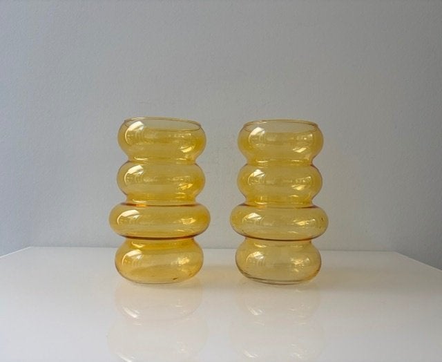 Set van 2 ambergele glazen vazen organisch design, Geel, Ophalen of Verzenden, Gerecycled glas, 17 cm