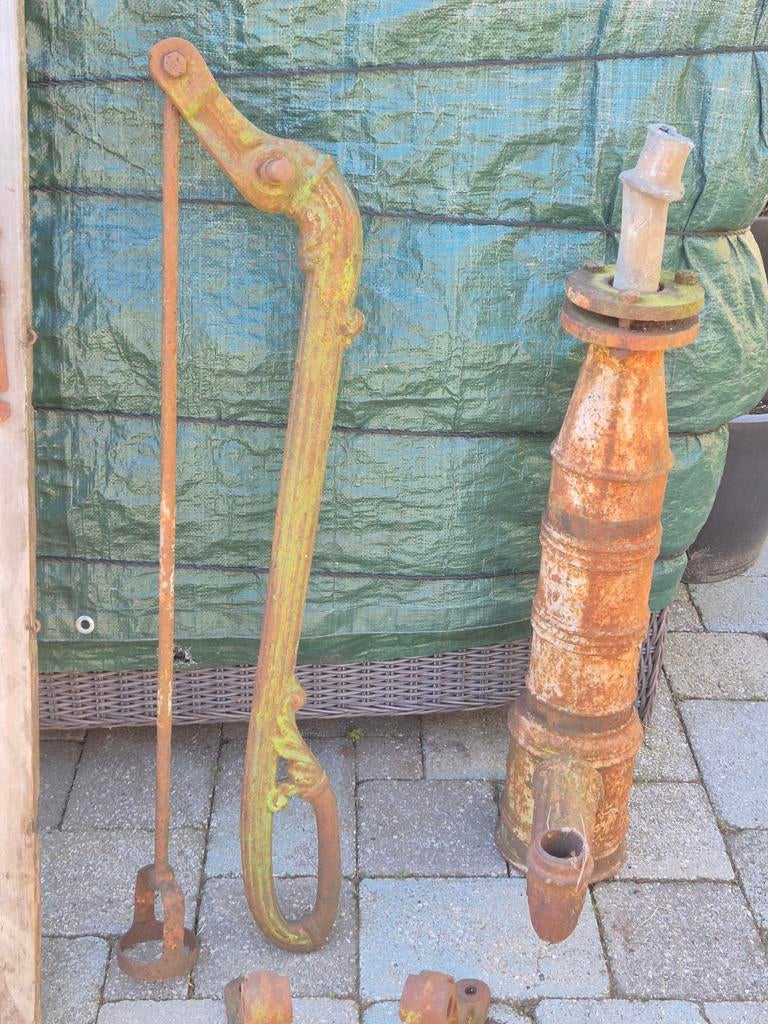 Oude gietijzeren pomp - decoratief element, Antiek en Kunst, Antiek | Overige Antiek, Ophalen of Verzenden