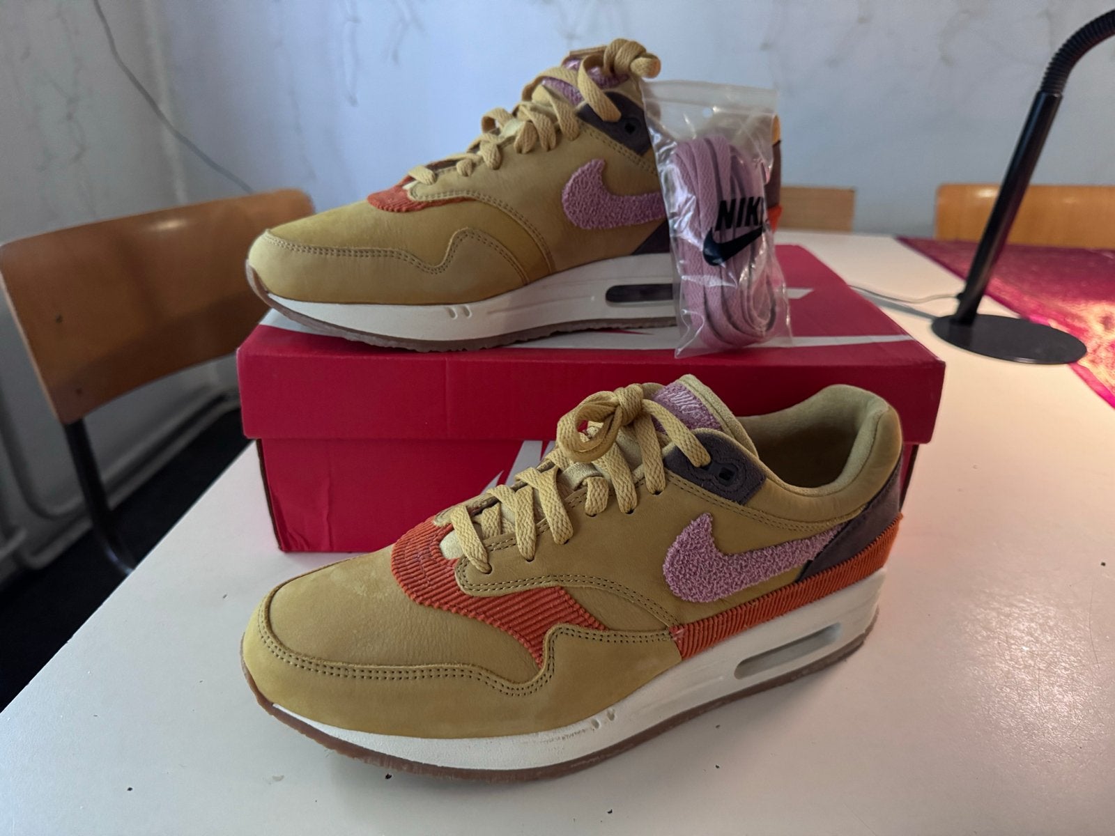 Nike Air Max 1 ‘Crepe Wheat Gold’ 44 DS, Ophalen of Verzenden, Zo goed als nieuw, Overige kleuren, Sneakers of Gympen