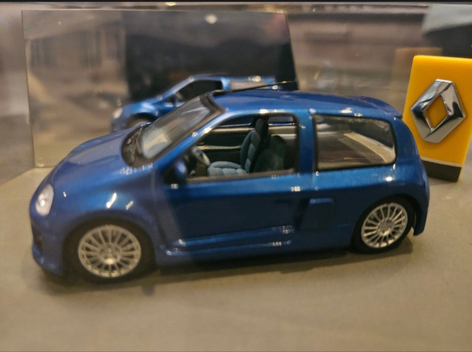 Renault Clio V6 Sport Schaalmodel - Blauw met Vitrine, Hobby en Vrije tijd, Ophalen of Verzenden, Zo goed als nieuw, Auto