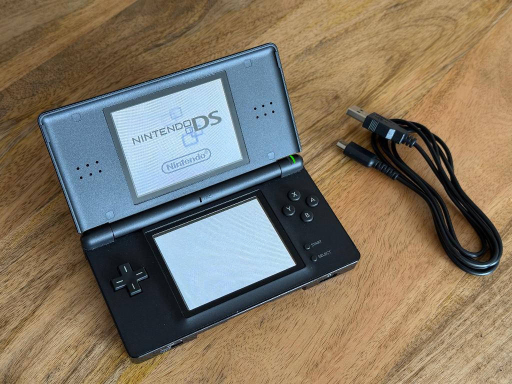 Nintendo DS lite met R4 kaart + 2GB Sandisk incl games, Ophalen, Gebruikt, Zwart, DS Lite