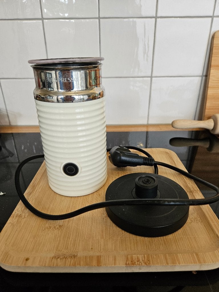 Nespresso Aeroccino 3 Melkopschuimer - Crème, Witgoed en Apparatuur, Ophalen of Verzenden, Zo goed als nieuw, Elektrische melkopschuimer