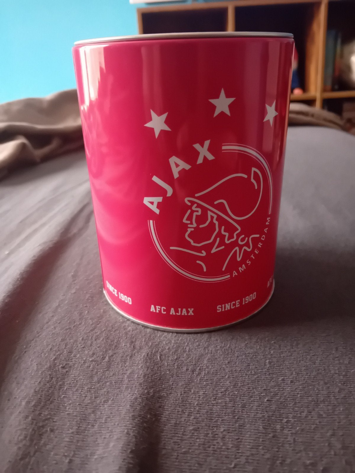 Ajax spaarpot - Rood met wit logo, Ophalen of Verzenden, Gebruikt, Metaal of Blik, Overige thema's