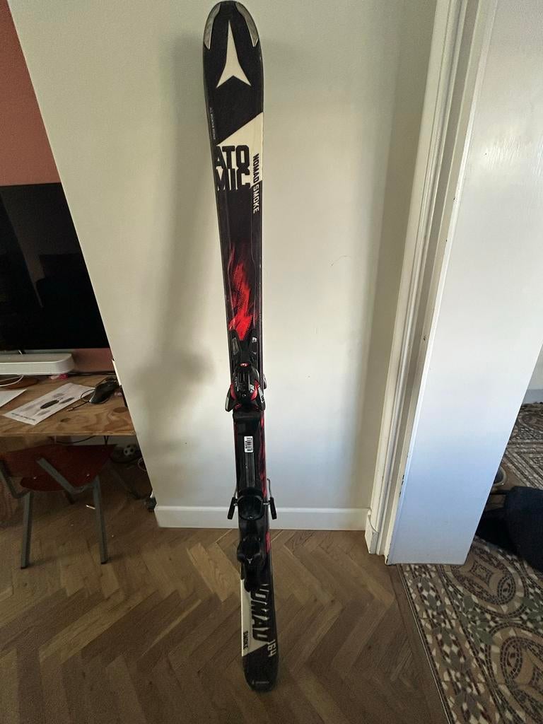 Atomic Nomad Smoke Ski's, 164 cm, skischoenen 28,5 42,5/43, Sport en Fitness, Skiën en Langlaufen, Gebruikt, Ski's, Skiën, Atomic