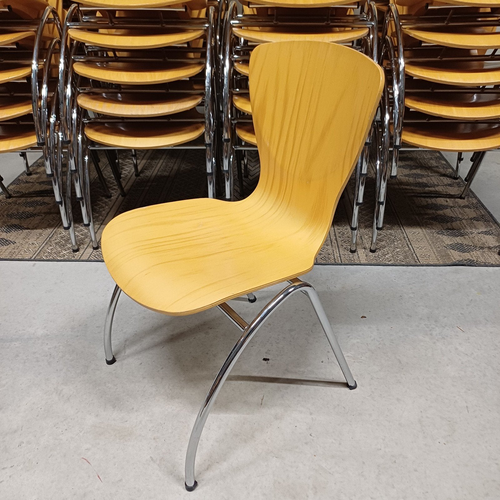 50 x design stoelen stapelbare kerk school partij stoelen, Ophalen, Gebruikt, Bruin, Vijf, Zes of meer stoelen