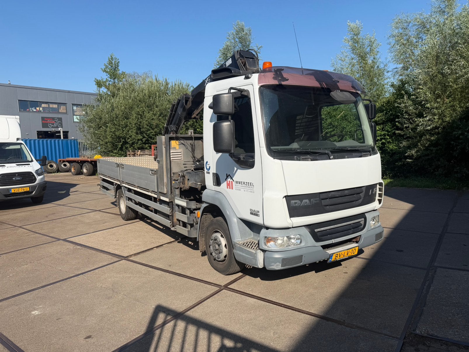 Te koop, bakwagen met kraan, Auto's, Euro 5, Wit, Bedrijf, 2 stoelen