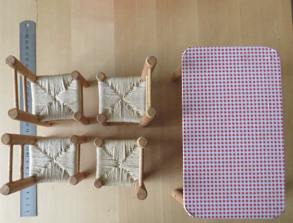 Barbie Eetkamerset - Tafel en Gevlochten Biezen Stoelen, Ophalen, Gebruikt, Toebehoren