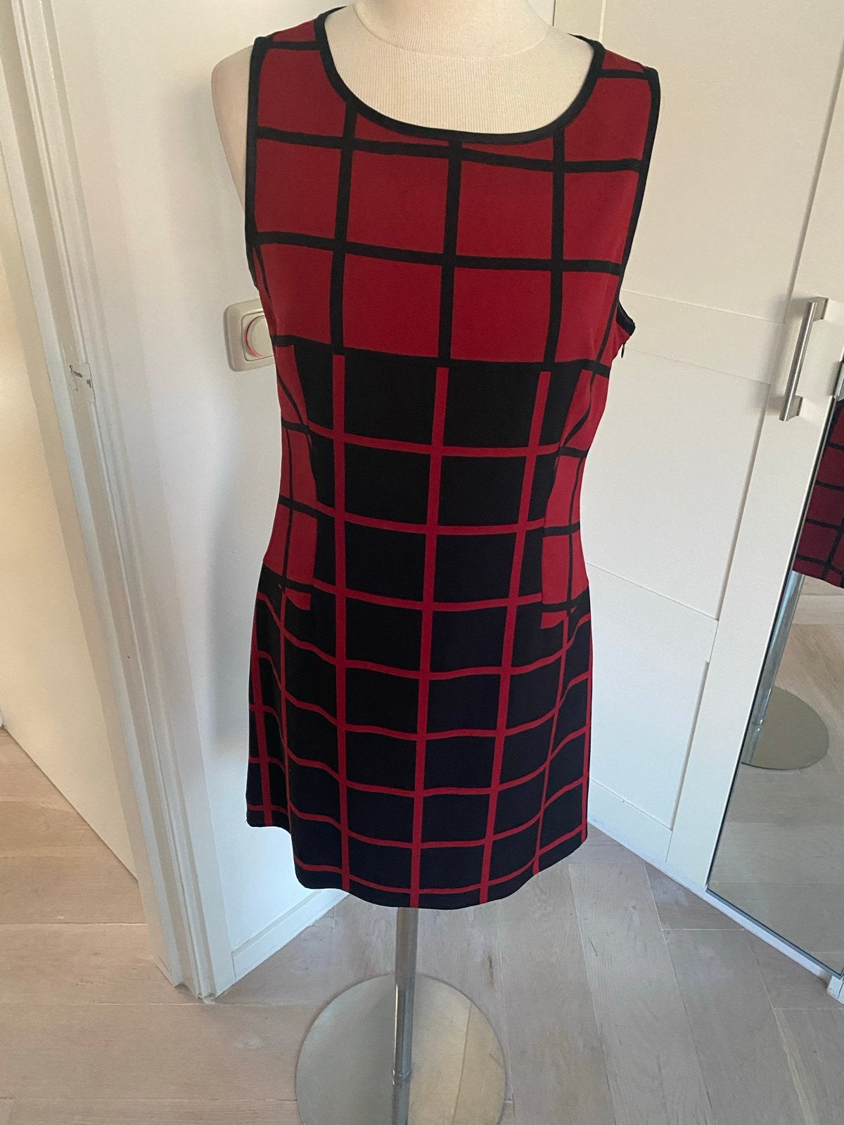 Steps jurk rood/zwart geblokt maat 38, Kleding | Dames, Jurken, Maat 38/40 (M), Ophalen of Verzenden, Zo goed als nieuw, Boven de knie