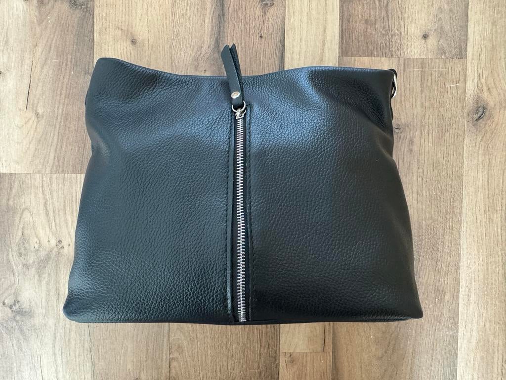 Mia Tomazzi - Gloednieuwe Zwarte Leren Schoudertas, Overige merken, Zwart, Nieuw, Ophalen of Verzenden