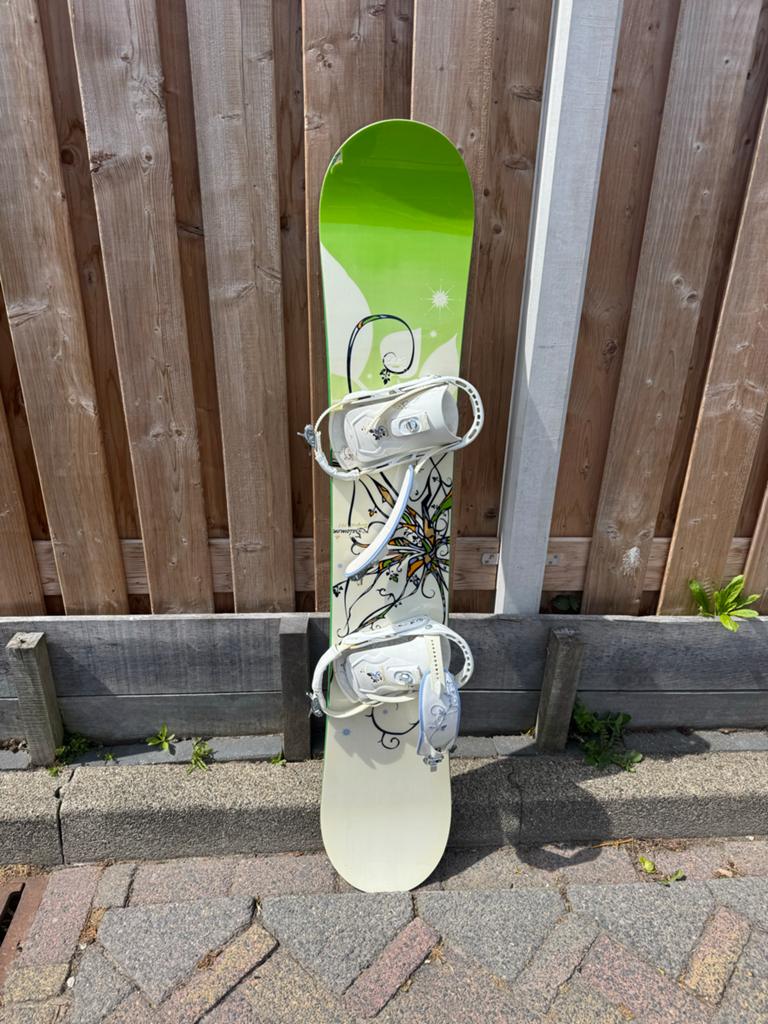 Salomon Snowboard met bindingen - Kleine chip neus, Ophalen of Verzenden, Zo goed als nieuw, Board