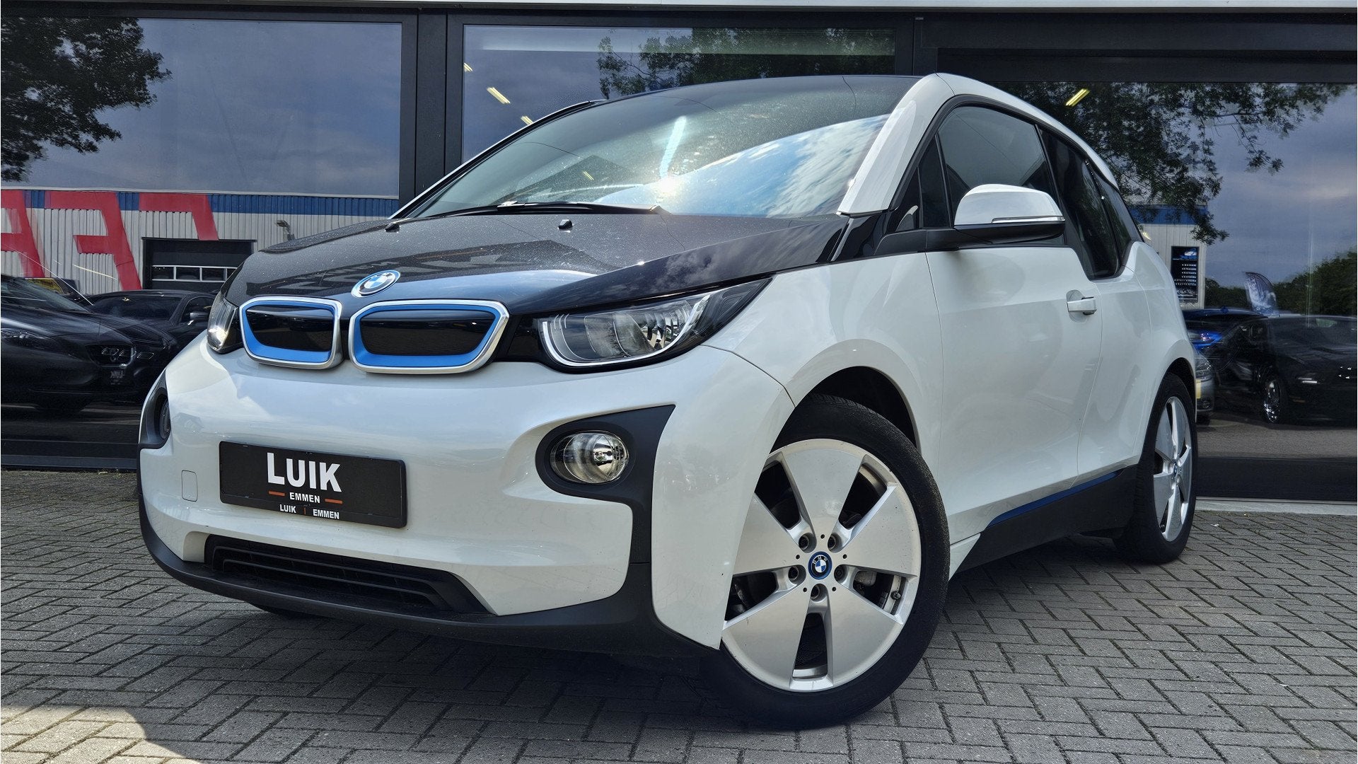 BMW i3 Basis Comfort Advance 22 kWh + NAVI + AIRCO + STOELVE, Auto's, Automaat, Dealer onderhouden, Gebruikt, Zwart