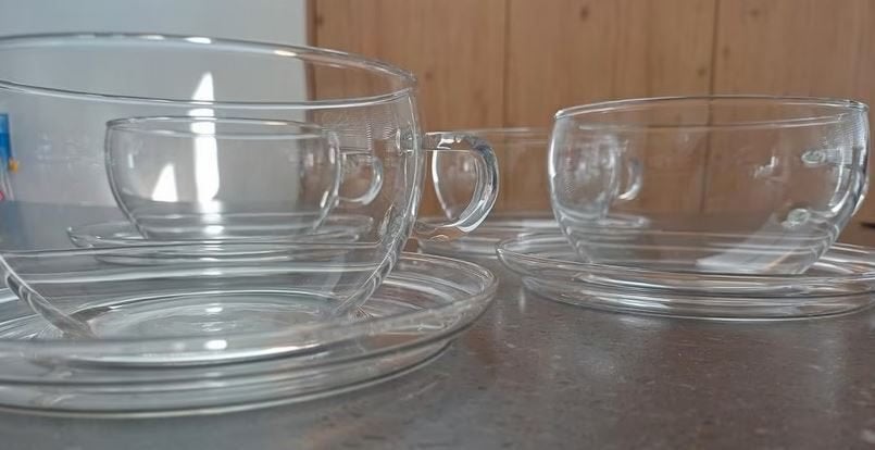Vier grote glazen theekoppen met schotel, nieuw, Ophalen, Glas of Glazen, Overige merken, Overige stijlen