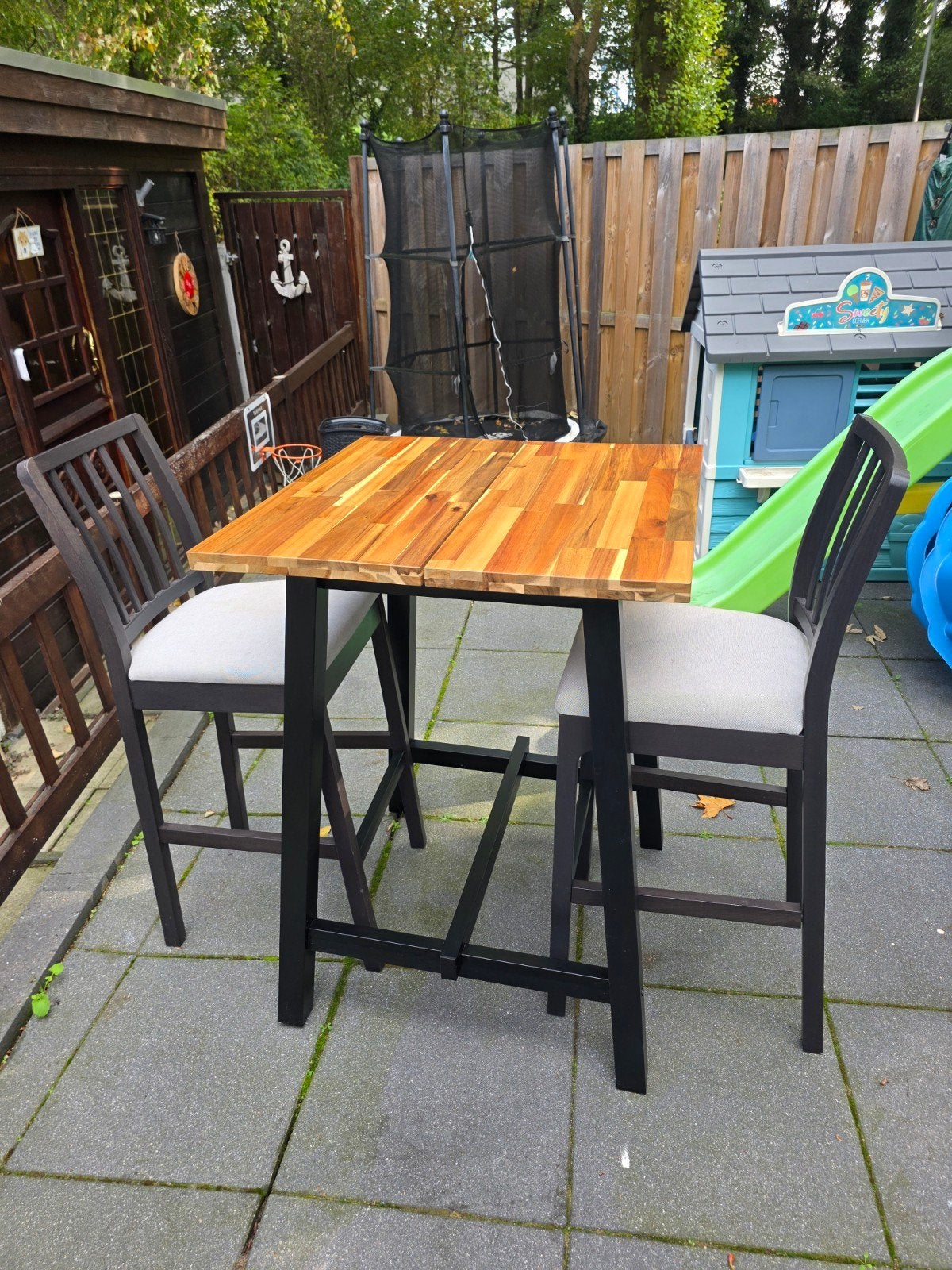 IKEA SKOGSTA Bartafel met 2 barkrukken - Acacia/Zwart, Huis en Inrichting, Ophalen, Zo goed als nieuw, Vierkant