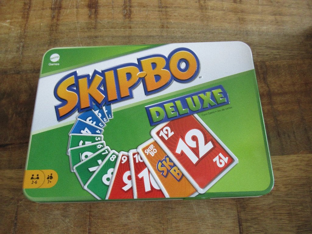 NIEUW Skip-Bo Deluxe kaartspel in handige blikken doos., Ophalen of Verzenden, Nieuw, Mattel Games