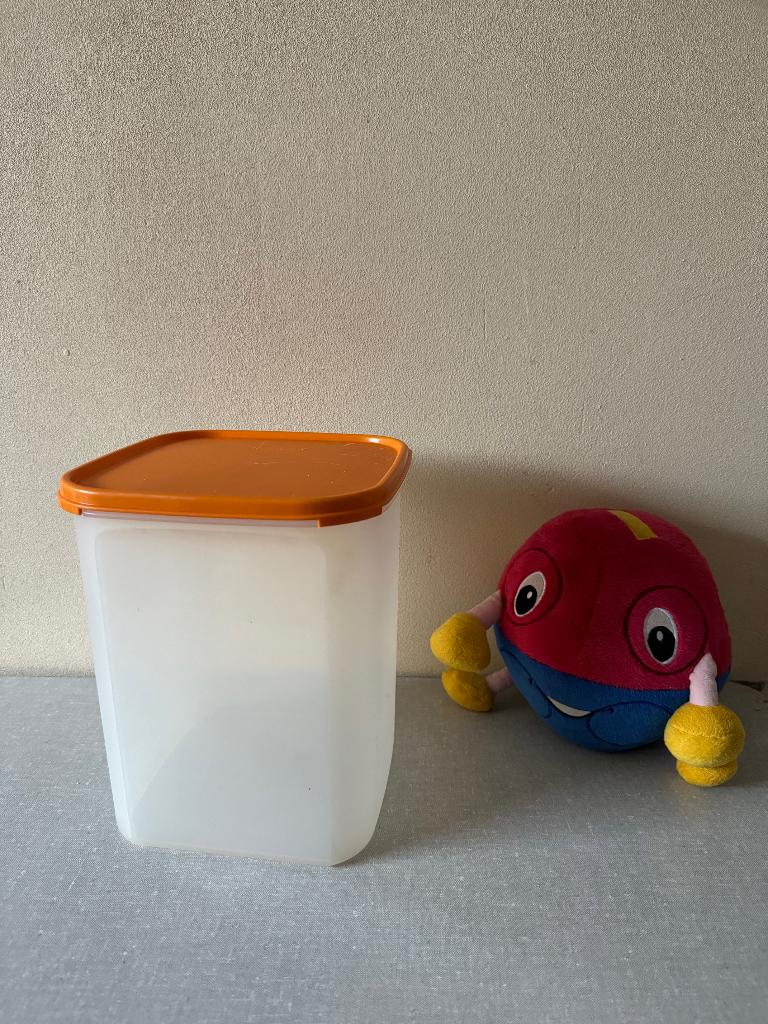 NIEUWSTAAT grote ruimtespaarder voorraadbak TUPPERWARE 5,5 L, Ophalen of Verzenden, Zo goed als nieuw, Oranje, Bak of Kom