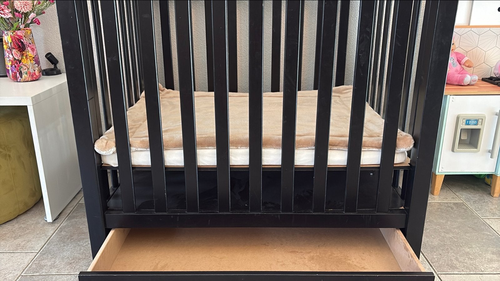 Zwart houten babybox met lade - Zo goed als nieuw, Kinderen en Baby's, Boxen, Ophalen, Zo goed als nieuw, Vierkant, Lade