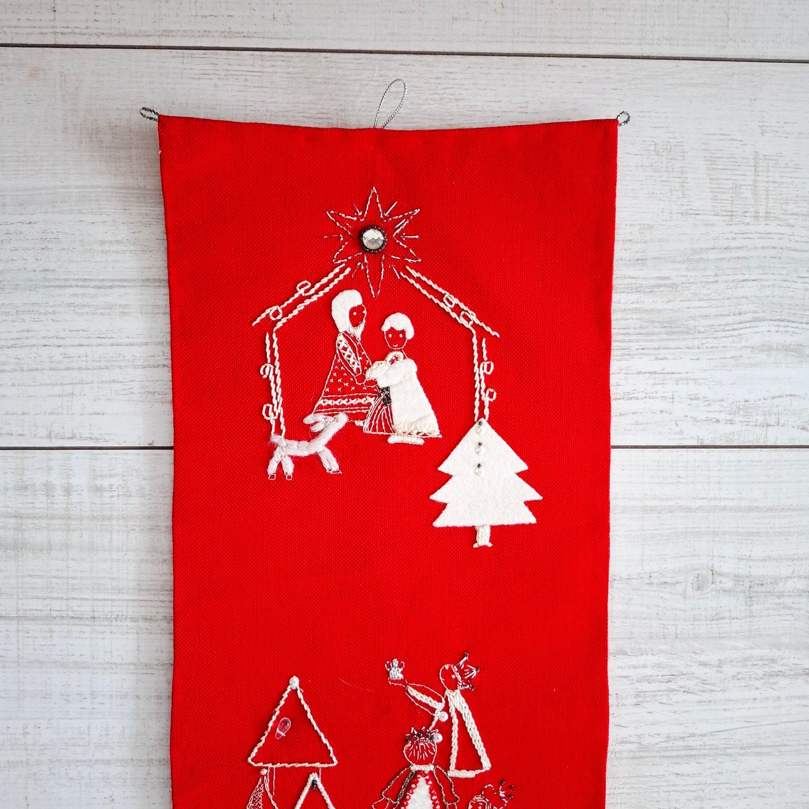 Rood schellekoord met geborduurde kerstmotieven, Ophalen of Verzenden, Zo goed als nieuw, Nvt, Nvt