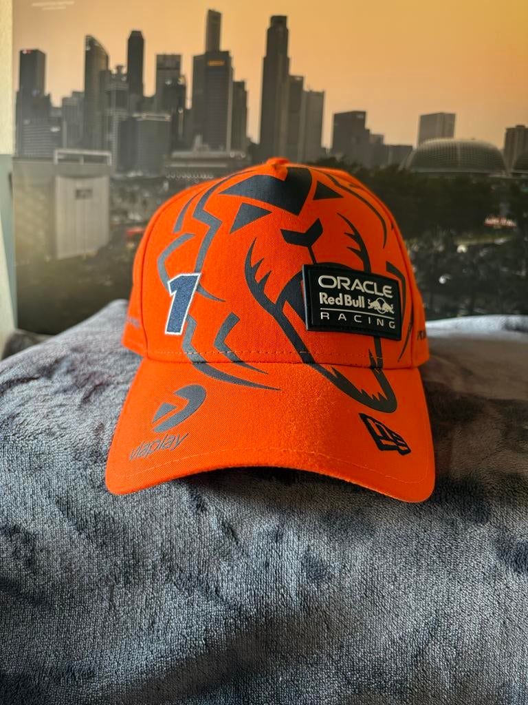 Max Verstappen Orange Lion Driver Cap 2022 Wereldkampioen, Ophalen of Verzenden, Nieuw, One size fits all, Pet