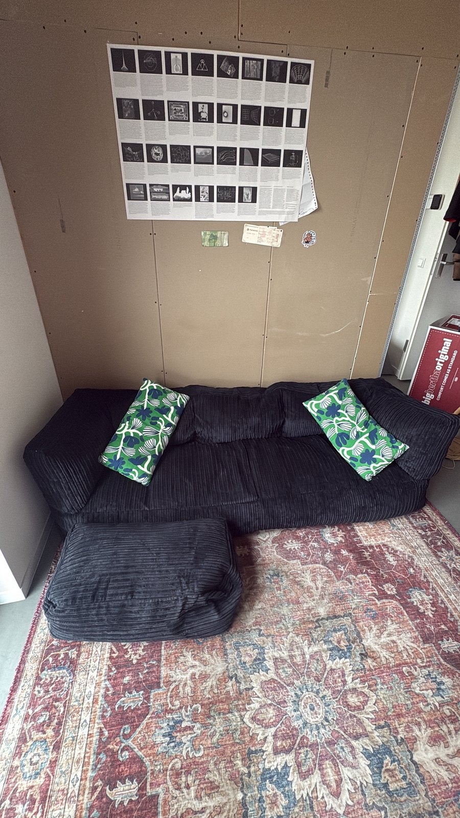 Zwarte ribcord zitzakbank met poef - Comfortabel en stijlvol, Huis en Inrichting, Ophalen, 100 tot 125 cm, Driepersoons, Zo goed als nieuw