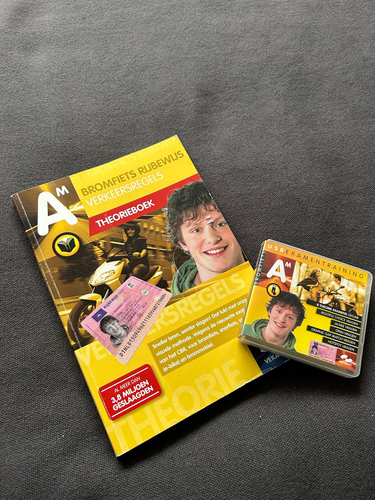 Bromfiets Rijbewijs Theorieboek + USB Examentraining, Ophalen of Verzenden, Zo goed als nieuw, Algemeen